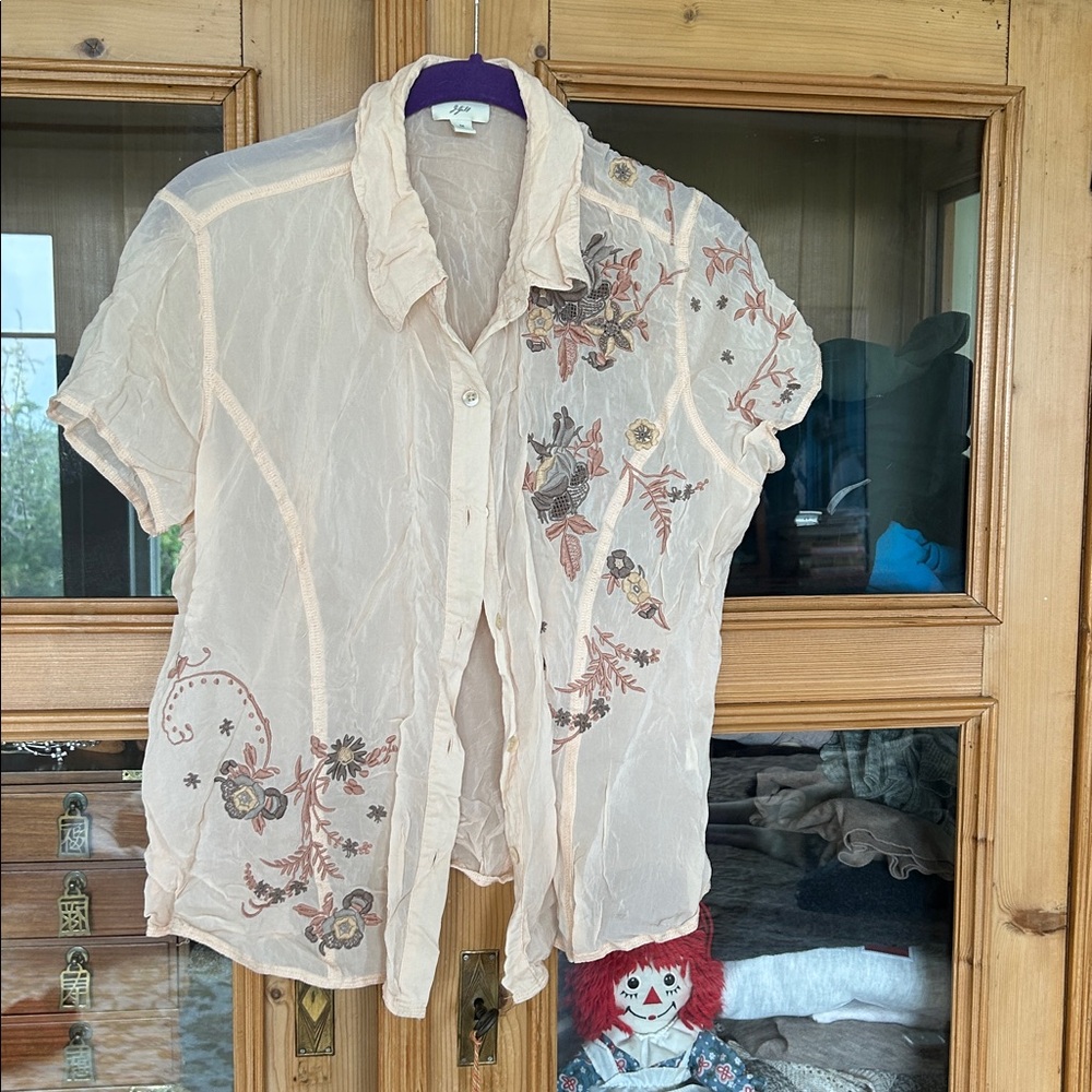 J.Jill Sheer Short Sleeve Blouse. Cream/peach with tan/grey floral appliqué.